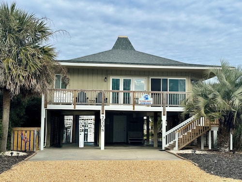 "The Beach Bucket" Beautiful Beach House located in Oak Island, NC
