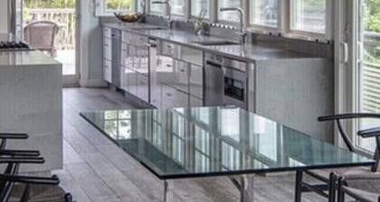 Vasta rakennettu ('18). Arkkitehti suunnitteli. Dramaattisen kokin keittiö, mahonki-kannet