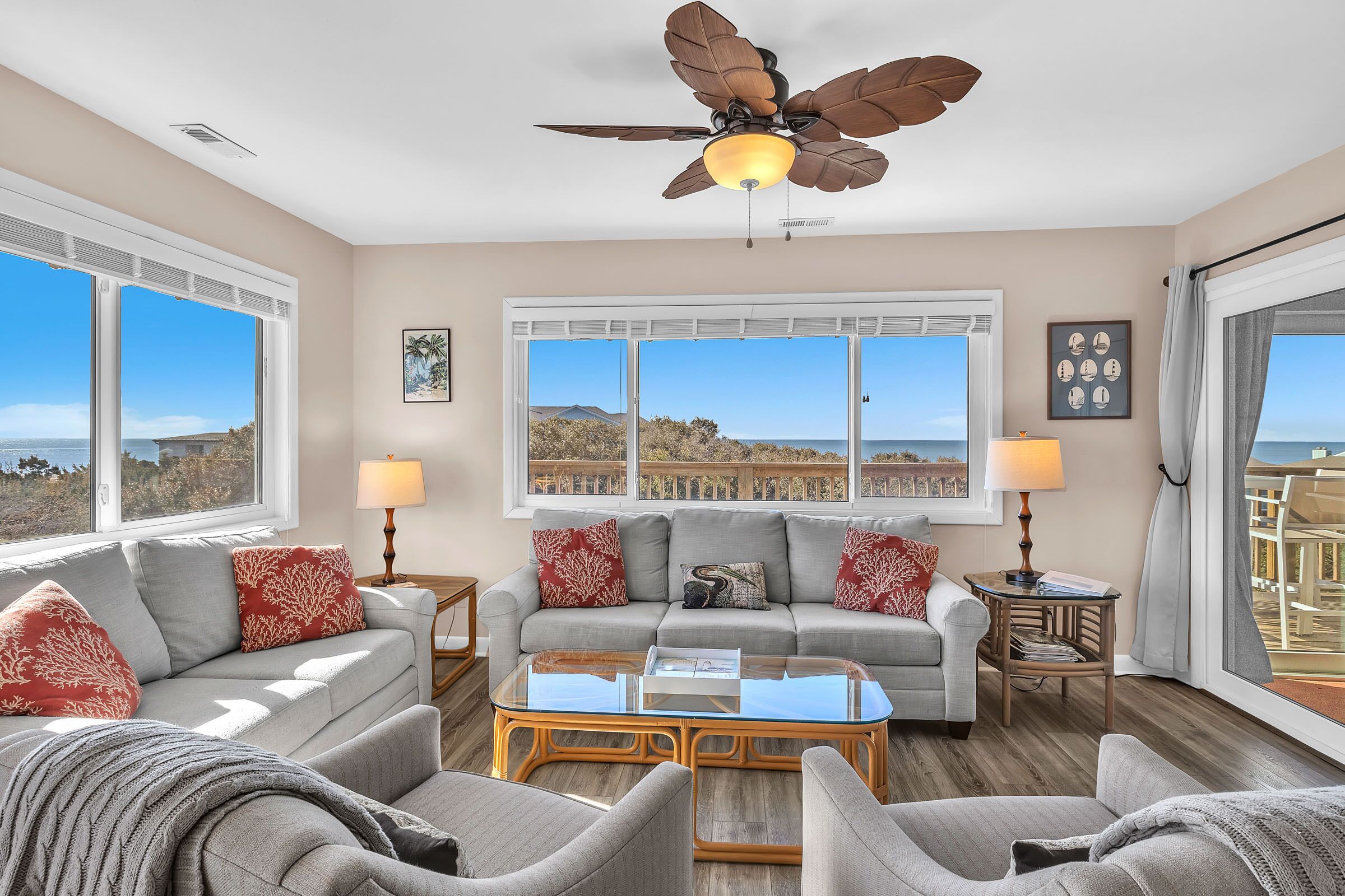 Fernseher, DVD-Player, Bücher, Videothek