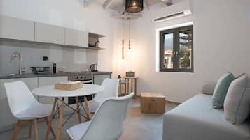 Grand réfrigérateur, four, plaque de cuisson, machine à expresso