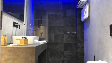 Habitación doble superior, para no fumadores | Baño | Regadera, regadera con hidromasaje, amenidades de baño de diseñador