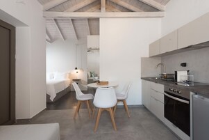 Geladeira grande, fogão, cooktop, máquina de café expresso