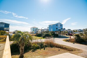 Zona residencial con casas, una señal de stop y una palmera.