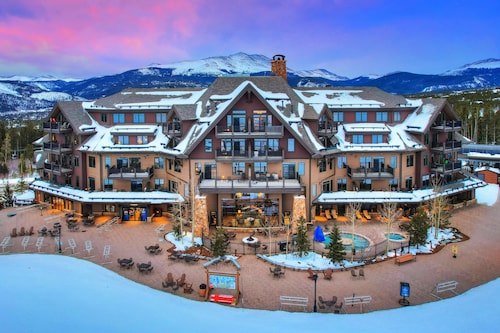 Crystal Peak Condo | Spectacular Views, Steps To Peak 7, Hot Tubs, and Gondola on-site