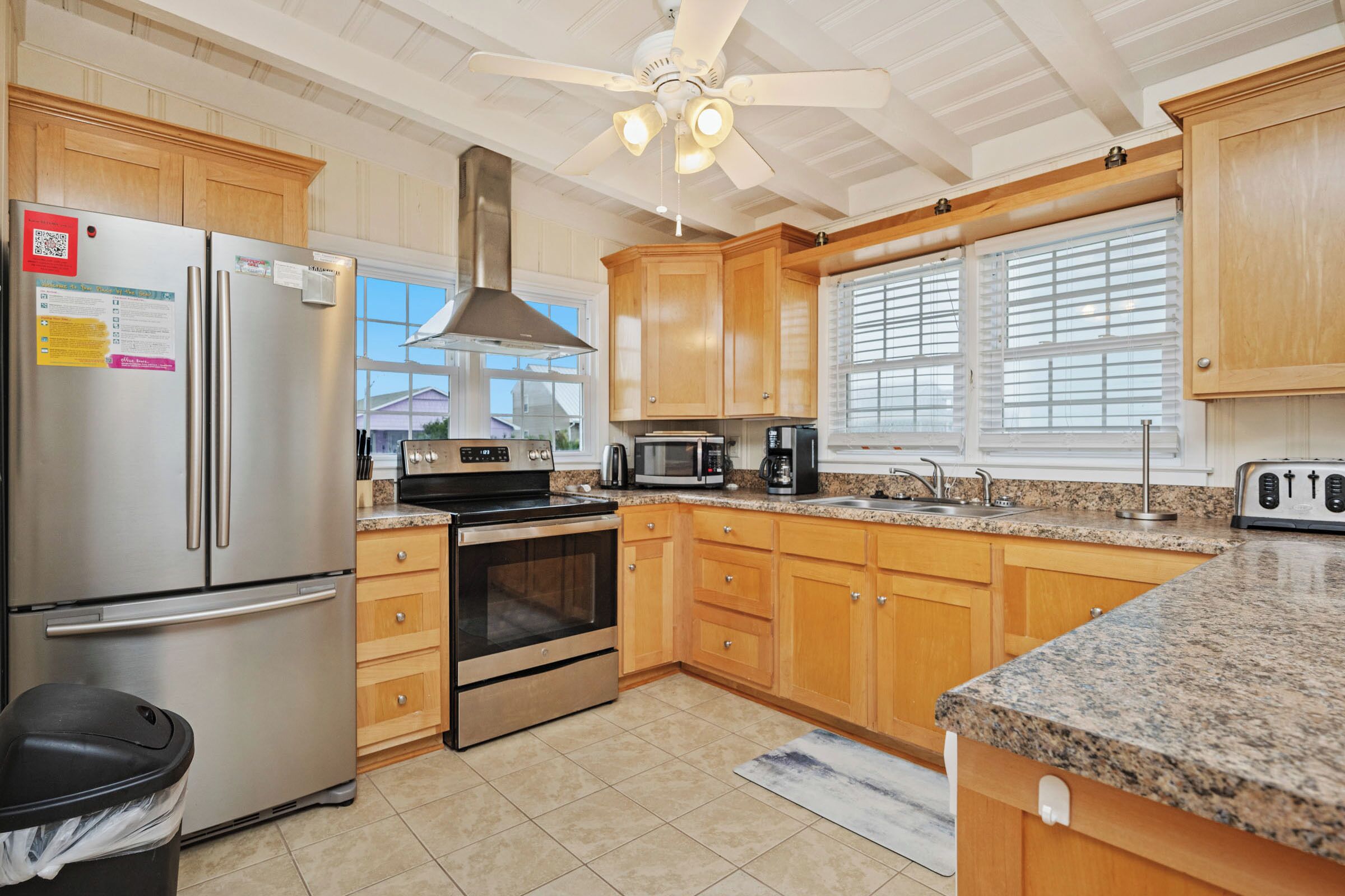 Microondas, lavavajillas, cafetera/tetera, tostadora