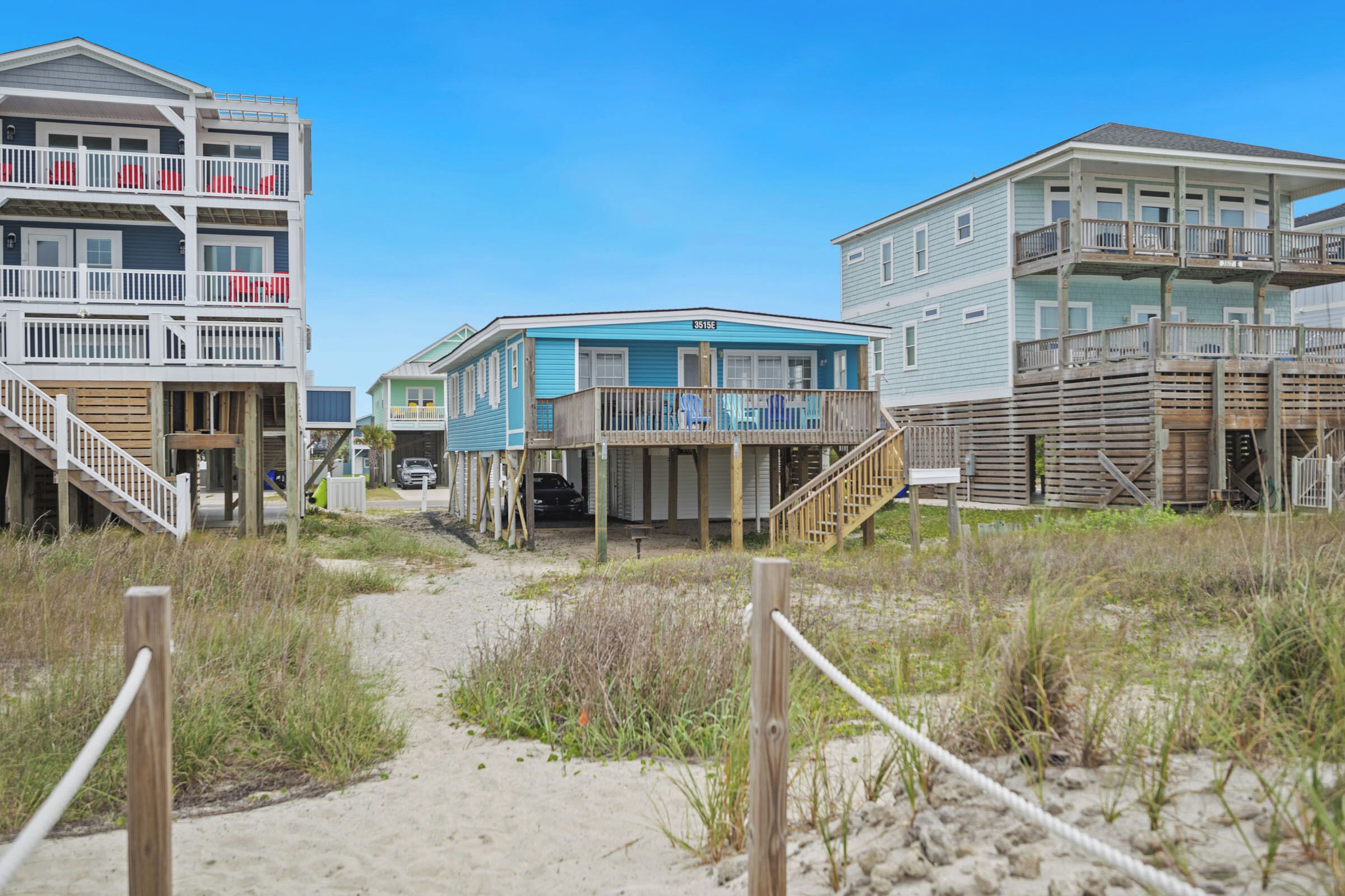 Smart Pelican: Dog-Friendly Oceanfront Cottage with Modern Kitchen