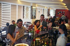 Bar (on property) - St Giles Hotel Makati (Makati)