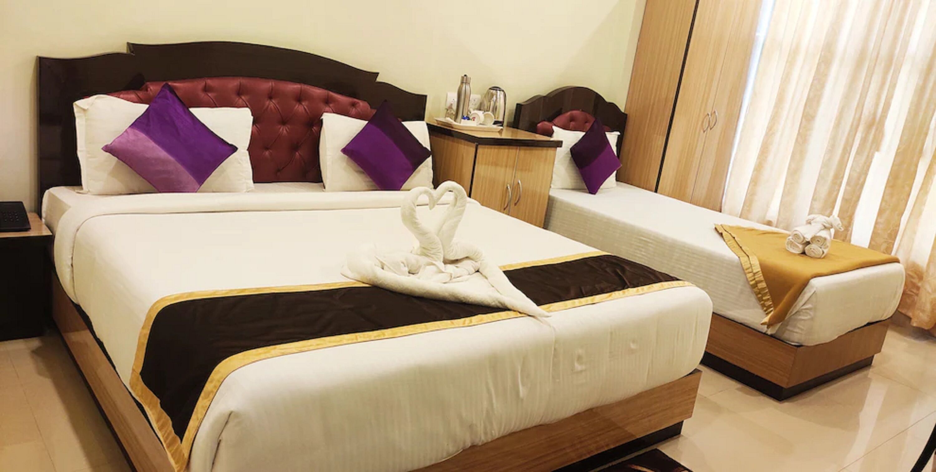 ห้องแฟมิลี่ทริปเปิล | โต๊ะทำงาน, ห้องเก็บเสียง