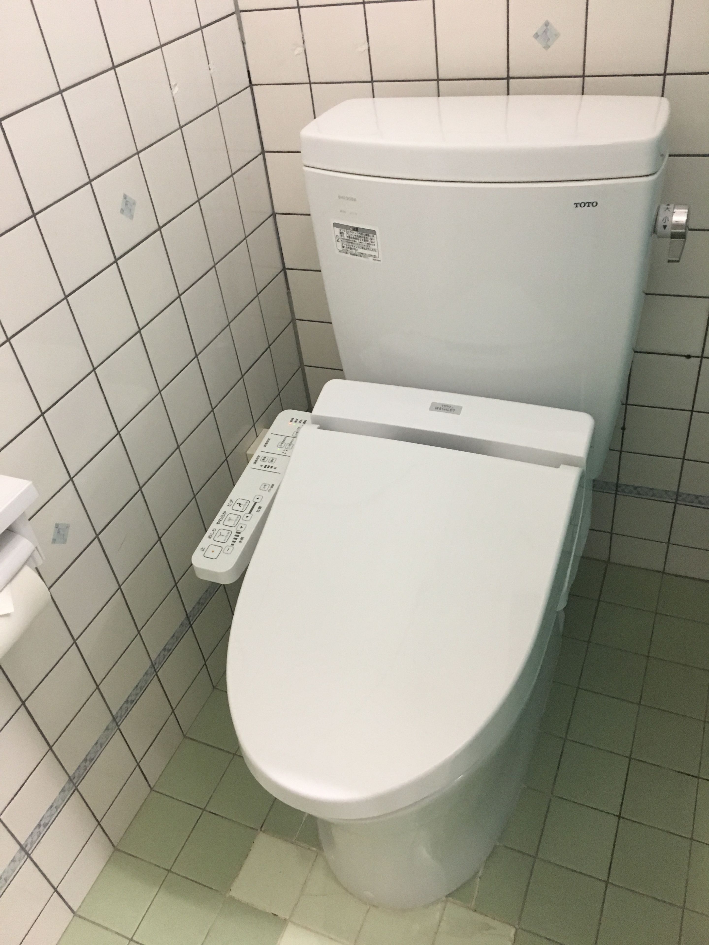 Des toilettes dotées d’un panneau de commande et d’une cuvette blanche.