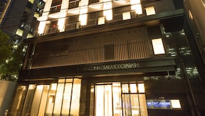 Un bâtiment moderne à étages, doté de grandes fenêtres et d’un hall d’entrée bien éclairé.