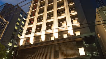 Majoituspaikan julkisivu illalla/yöllä