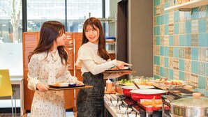 Un buffet proposant une variété de plats et une table de buffet.
