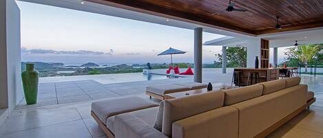 Huvila, 4 makuuhuonetta | Olohuone | LED-televisio, DVD-soitin