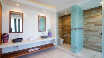 Villa, 4 Bedrooms | Bathroom sink