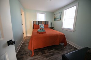 5 bedrooms, desk, free WiFi, bed sheets - Premier, modern, fully renovated, Beach home...stroll to the beach in 3 minutes! (Hampton)