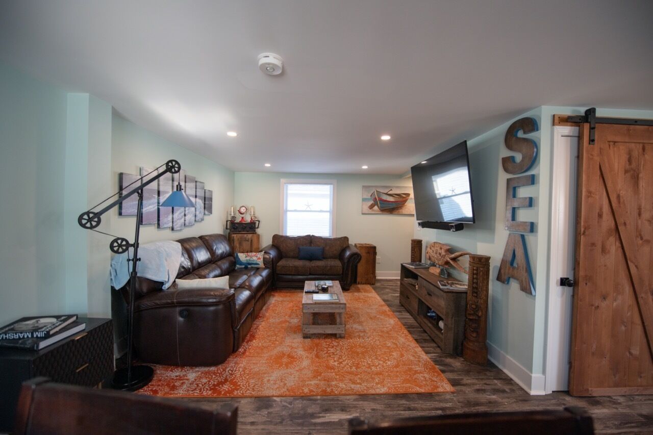 TV connectée, table de tennis de table, livres, chaîne hi-fi