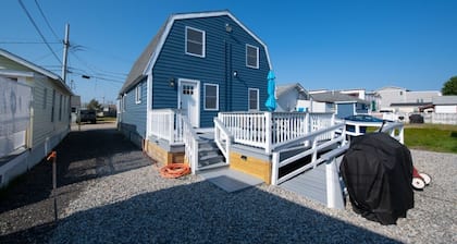 Premier, modern, fully renovated, Beach home...stroll to the beach in 3 minutes!