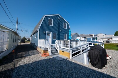 Premier, modern, fully renovated, Beach home...stroll to the beach in 3 minutes!