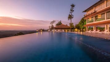 2 Außenpools, geöffnet von 08:00 Uhr bis 18:00 Uhr, Liegestühle