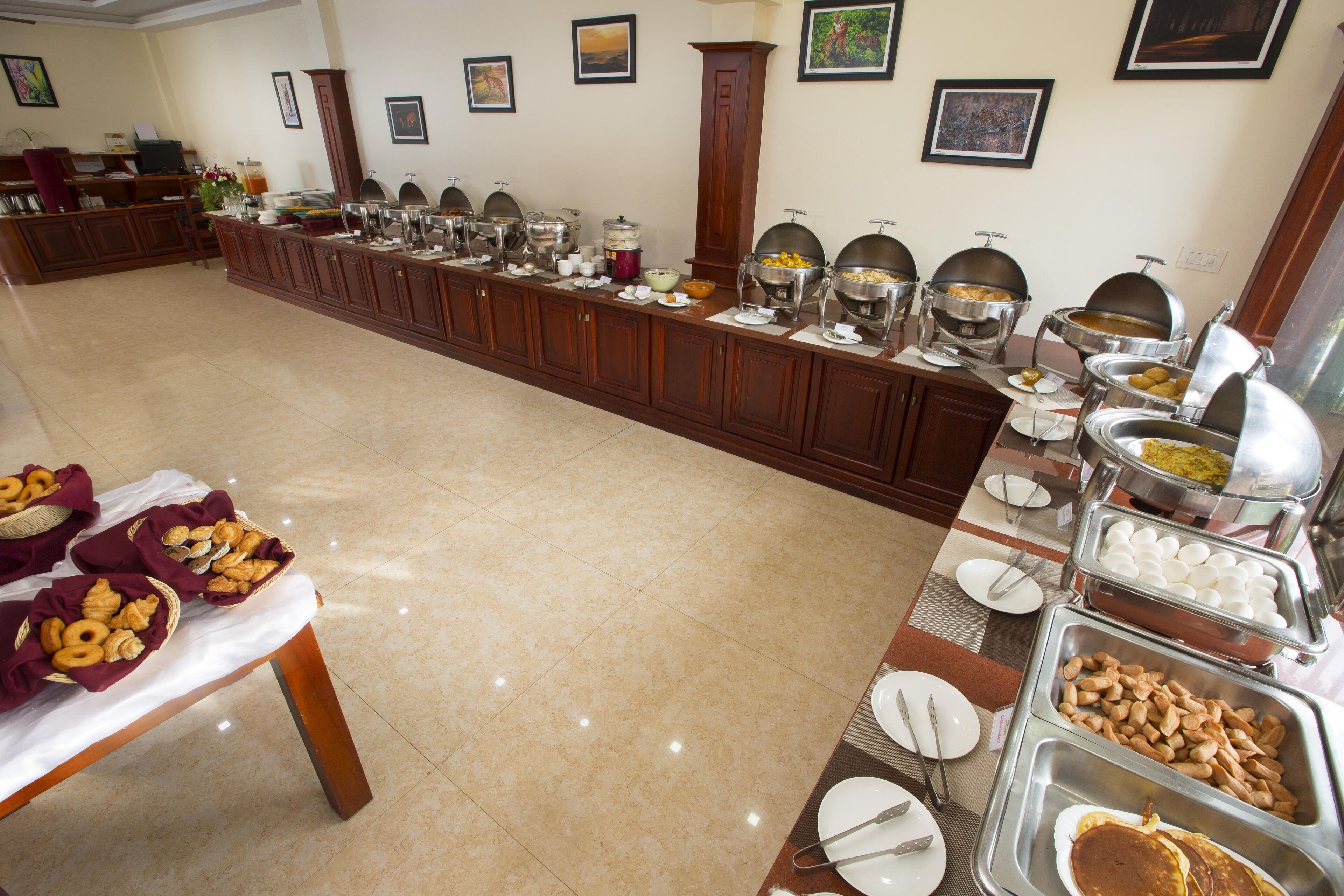 Una mesa de buffet con diferentes alimentos y una larga barra.