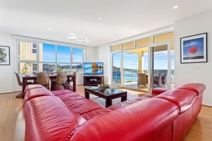 Apartamento de lujo, 3 habitaciones, vistas al mar (Southbound@theWharf 2) | Zona de estar | Una televisión de pantalla plana, un reproductor de DVD