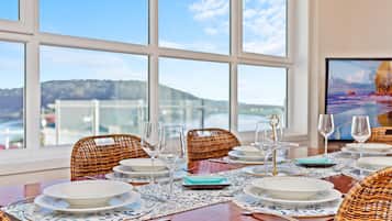 Apartemen Mewah, 3 kamar tidur, pemandangan laut (Southbound@theWharf 2) | Makan di kamar