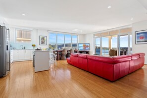 Southbound@theWharf 2 | Living area | Flat-screen TV, DVD player - Southbound Escape at the Wharf (Narooma)