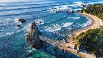 Una playa cerca, arena blanca