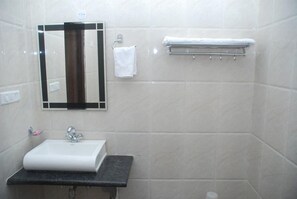 Kamar Deluks, 1 Tempat Tidur Double, Bebas Asap Rokok | Kamar mandi | Shower