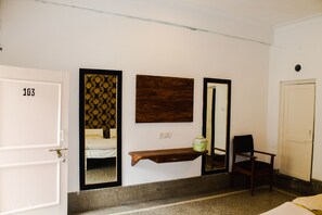 Hypo-allergenic bedding, free WiFi, bed sheets - Hotel Anand Palace (Gwalior)