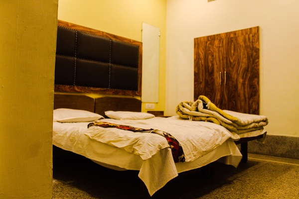 Standard Double Room, 3 Bedrooms | Hypo-allergenic bedding available, WiFi (free), bed sheets