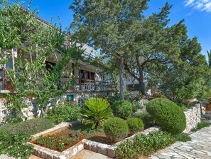 Property grounds - Beautiful villa for 6 people with WIFI, A/C, TV, terrace and pets allowed (Pokrivenik)