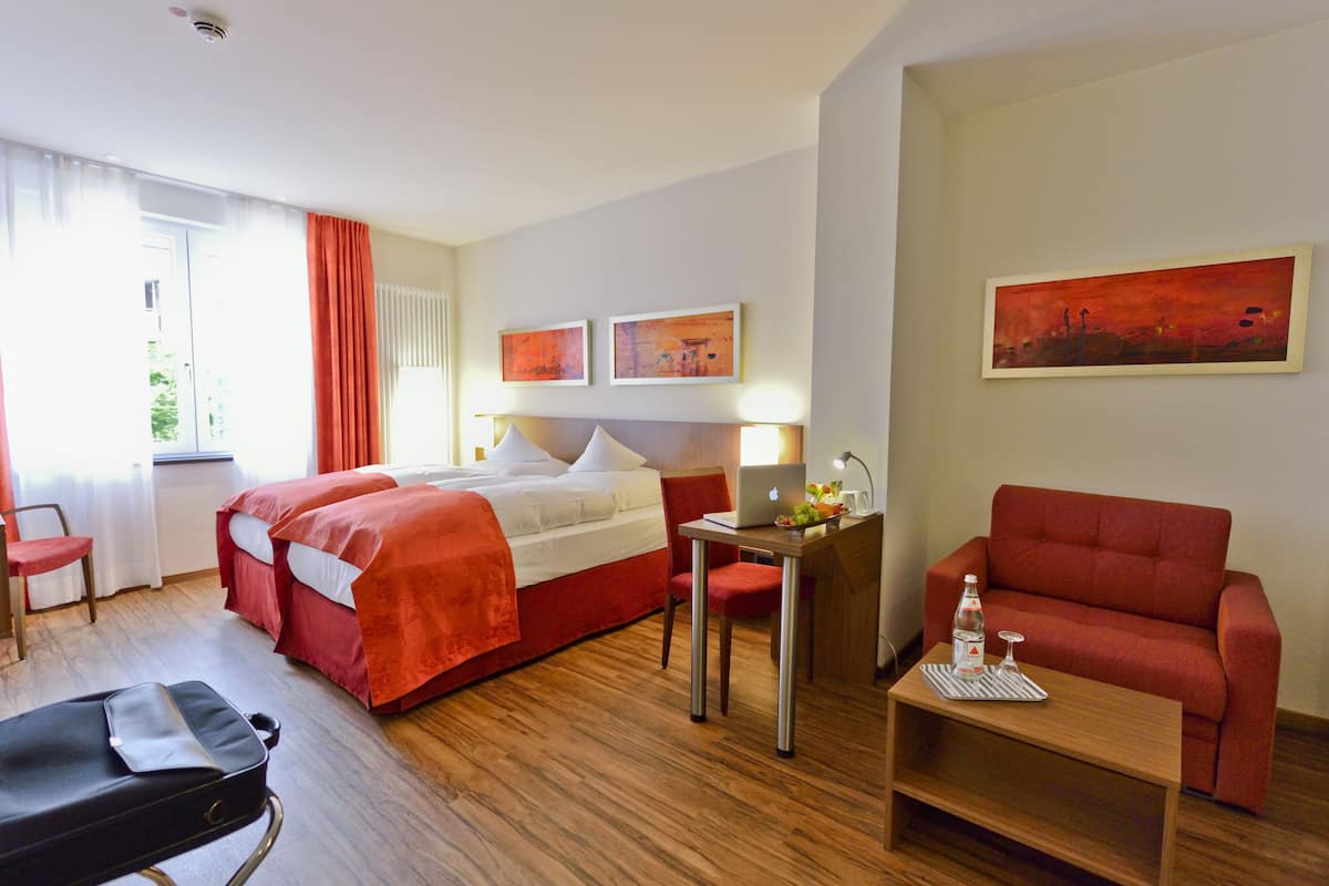 Double or Twin Room, 1 Katil Ratu (Queen), Non Smoking | Ruang kerja komputer riba, langsir/tirai gelap terus, Wi-fi percuma