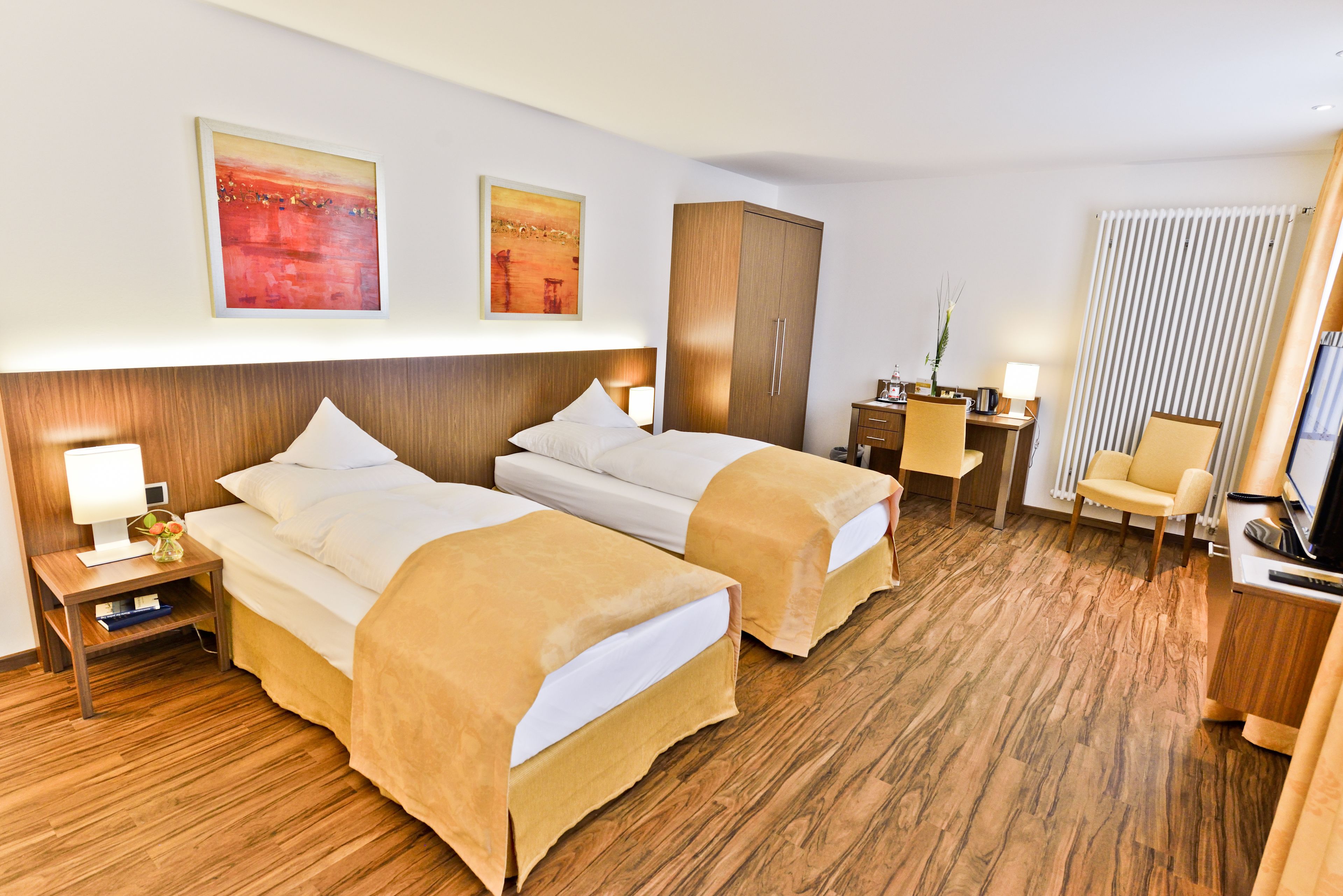 double or twin room, 1 queen bed, non smoking | laptop workspace, blackout curtains, free wifi, bed sheets