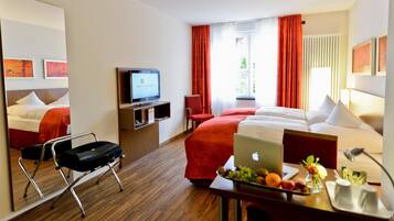 Een laptopwerkplek, verduisterende gordijnen, gratis wifi, beddengoed