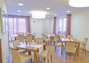 Se ofrece un desayuno bufé los fines de semana (12.90 EUR por persona)