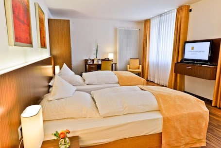 Espacio para trabajar con laptop, cortinas blackout y wifi gratis