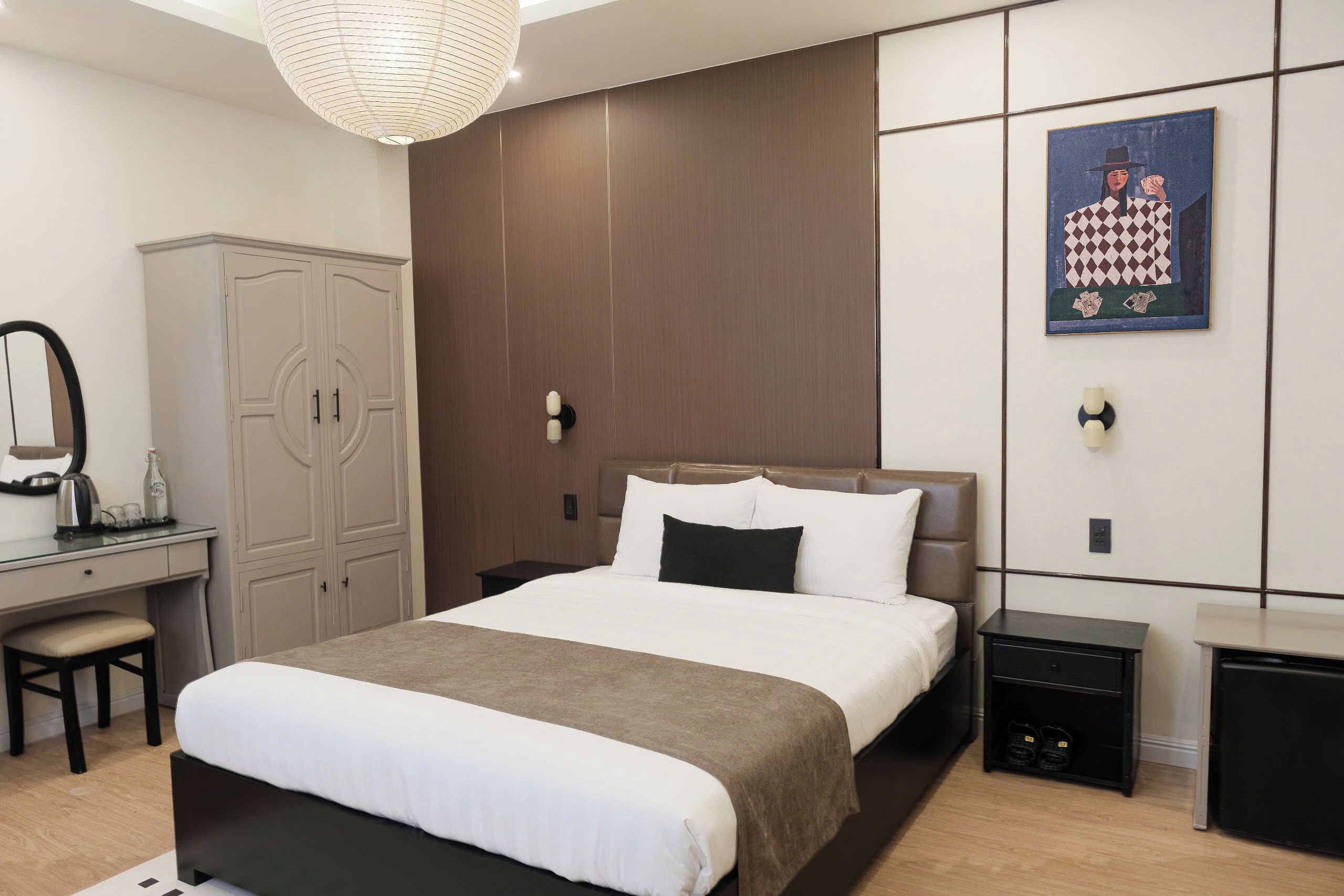 Minibar, in-room safe, desk, free WiFi