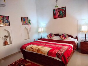 Deluxe kamer, 1 tweepersoonsbed | Geluiddichte muren, een strijkplank/strijkijzer, gratis wifi