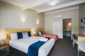 Studio Motel Room | Desk, iron/ironing board, free WiFi, bed sheets - Six Degrees Motel (Albany)