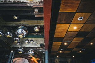 Serves breakfast, lunch, and dinner