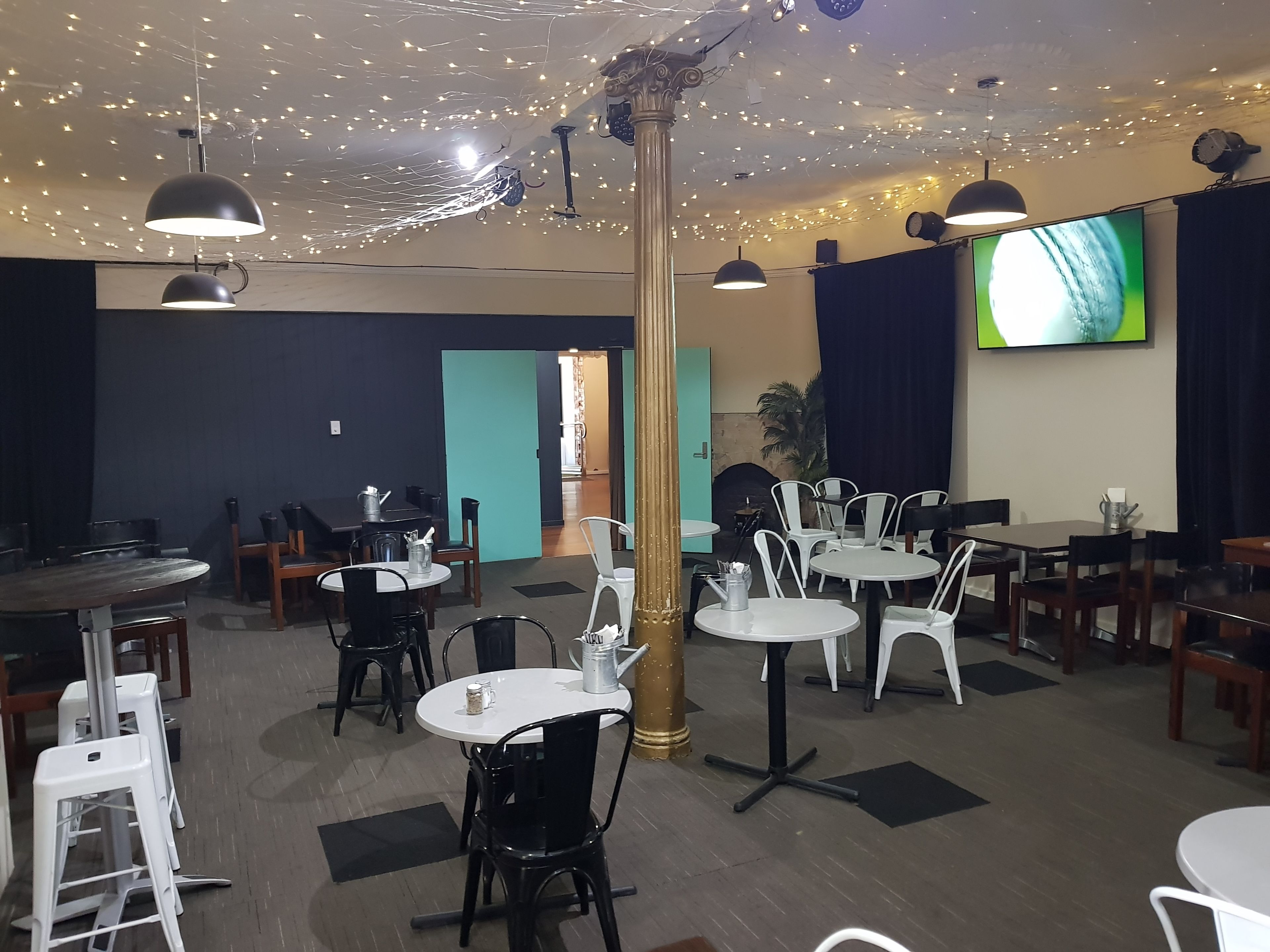 breakfast, lunch and dinner served