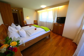 Basic Double Room, 1 King Bed
