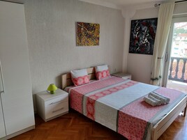 Decoración personalizada, escritorio, wifi gratis y ropa de cama 