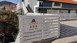 Una entrada cerrada a un edificio residencial con un cartel que indica que es un hotel de cuatro estrellas.