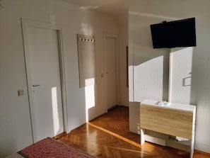 Superior Studio, 1 Queen Bed | Individually decorated, desk, free WiFi, bed sheets