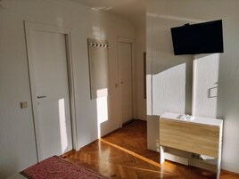 Decoración personalizada, escritorio, wifi gratis y ropa de cama 
