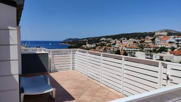 Estudio superior, 1 cama Queen size | Terraza o patio