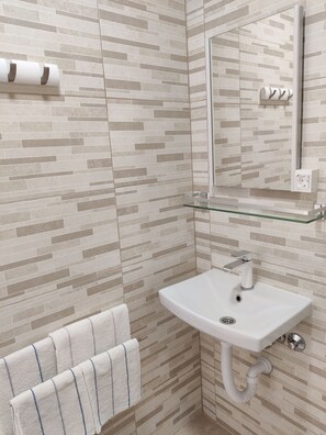 Superior-Studio, 1 Queen-Bett | Badezimmer | Dusche, Haartrockner, Handtücher, Seife