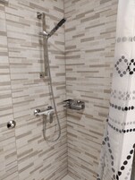 Ducha, secador de pelo, toallas, jabón
